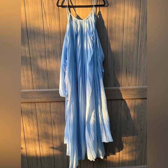 Club London REYNA Powder Blue Pleated Chiffon Cold-Shoulder Maxi Dress NWT! - Picture 3 of 9